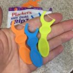 ⁦Plackers, Kid's Dual Gripz، خيوط أسنان بالفلورايد، دوامة منعشة من الفواكه، عدد 75⁩ - الصورة ⁦3⁩