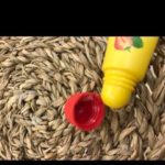 ⁦Carmex‏, العناية اليومية، بلسم مرطب للشفاه بنكهة الفراولة، عامل حماية من الشمس 15، 0.35 أونصة (10 جم)⁩ - الصورة ⁦4⁩